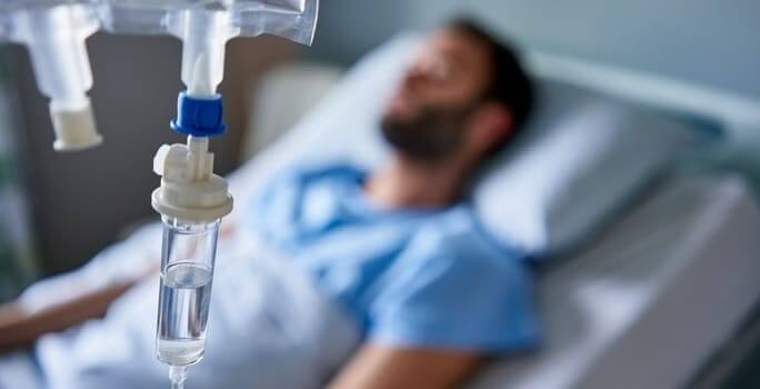Вывод из запоя в стационаре Вывод из запоя в стационаре: человек под капельницей